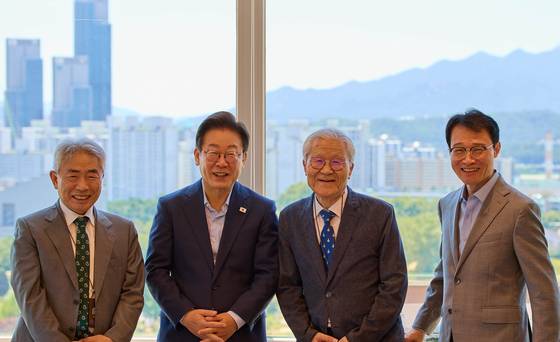 이재명 대통령이 11일 서울 용산 대통령실에서 정규재 전 한국경제 주필과 조갑제 전 월간조선 편집장과 오찬회동에 앞서 기념촬영을 하고 있다. 대통령실 제공