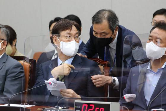 대통령비서실 이관섭 정책기획수석비서관과 윤재순 총무비서관이 2022년 8월 30일 오전 국회에서 열린 운영위원회 전체회의에서 대화를 나누고 있다. 김성룡 기자