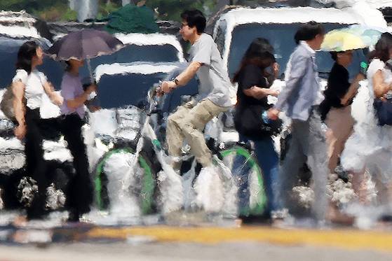 전국 대부분 지역에 폭염경보가 내려진 25일 오후 서울 영등포구 여의대로 위로 지열로 인한 아지랑이가 피어오르고 있다. 뉴시스