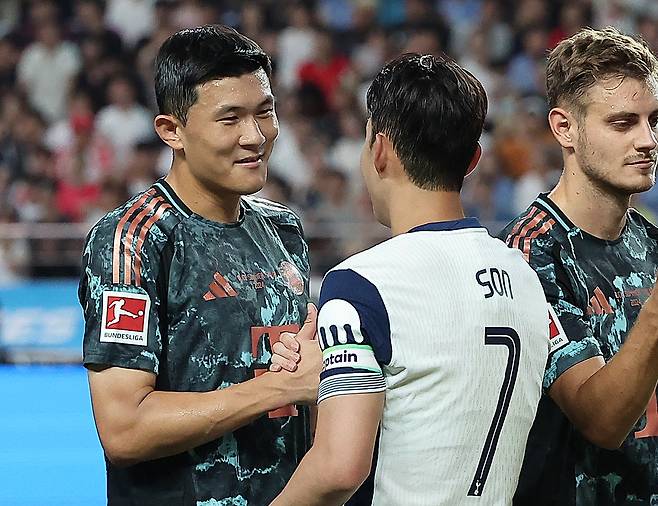 지난해 8월 서울월드컵경기장에서 맞붙은 토트넘 손흥민과 바이에른 뮌헨 김민재. [뉴스1]