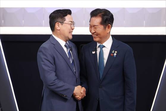 박찬대(왼쪽), 정청래 더불어민주당 당대표 후보가 27일 오후 서울 여의도 KBS 신관 공개홀에서 TV토론회 시작 전 악수를 하고 있다. 뉴스1