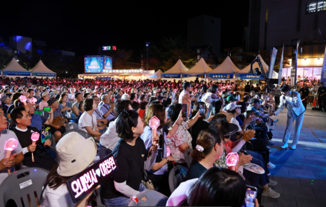 ▲ 태백시문화재단이 주관하는 ‘제10회 한강·낙동강 발원지 축제’가 26일 황지연못 메인무대에서 이철규 국회의원, 이상호 태백시장, 고재창 태백시의장 등 기관·단체장과 시민 등 500여명이 참석한 가운데 워터워킹퍼레이드·개막식·불꽃놀이 등 행사 를 갖고, 8월 3일까지 9일간의 축제 일정에 들어갔다.