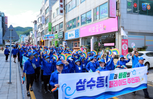 ▲ 태백시문화재단이 주관하는 ‘제10회 한강·낙동강 발원지 축제’가 26일 황지연못 메인무대에서 이철규 국회의원, 이상호 태백시장, 고재창 태백시의장 등 기관·단체장과 시민 등 500여명이 참석한 가운데 워터워킹퍼레이드·개막식·불꽃놀이 등 행사 를 갖고, 8월 3일까지 9일간의 축제 일정에 들어갔다.