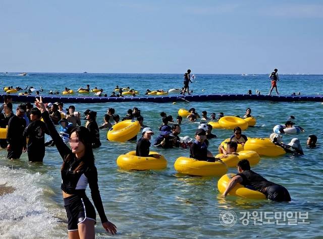 ▲ 지난 26일 오후 2시쯤 찾은 강원 강릉 경포해수욕장. 피서객들이 해수욕을 즐기며 더위를 식히고 있다.황선우 기자