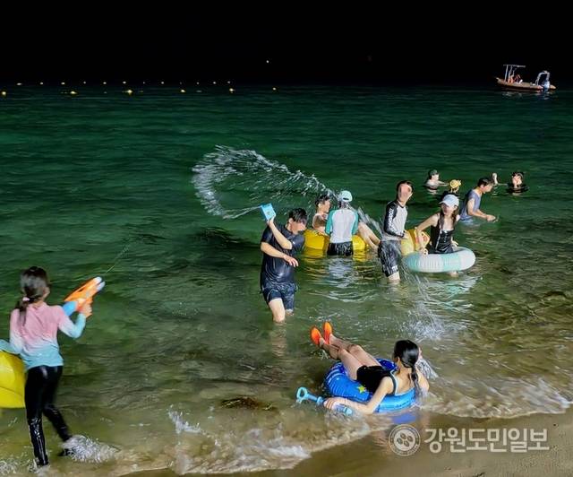 ▲ 지난 26일 오후 8시 30분쯤 찾은 강원 강릉 경포해수욕장. 피서객들이 야간 해수욕을 즐기며 더위를 식히고 있다.황선우 기자