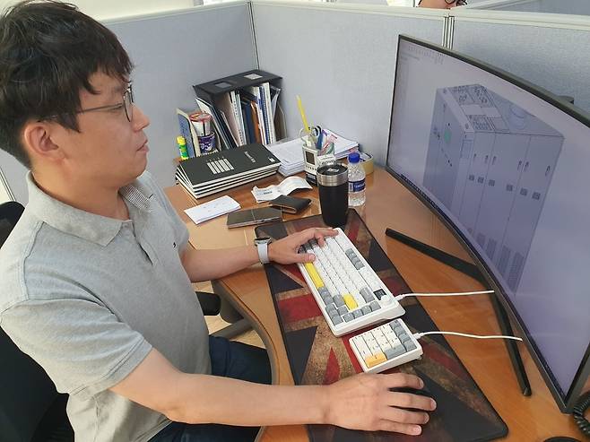 이인규 차장이 환경제어 공급장치 THC 설계를 하고 있다. 화성=윤현주 기자