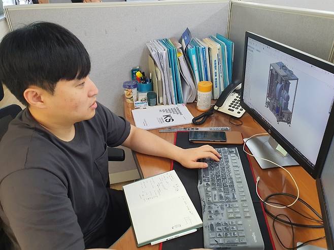 이동준 대리가 제품 3D 모델링을 하고 있다. 화성=윤현주 기자