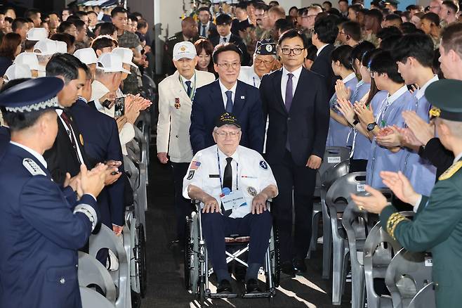 김민석 국무총리가 27일 경기 고양시 킨텍스에서 열린 유엔군 참전의 날 기념식에 입장하고 있다. 연합뉴스