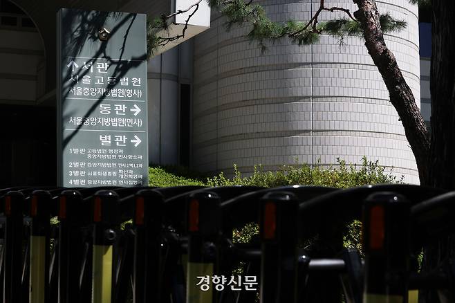 전국 대부분의 법원이 28일부터 다음 달 8일까지 하계 휴정기에 들어가며 내란 재판이 일시 중단될 예정인 가운데 27일 서울 서초구 서울중앙지방법원·서울고등법원 앞이 한산한 모습을 보인다. 한수빈 기자