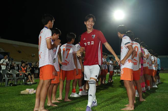 충북 제천종합운동장에서 26일 열린 58회 대통령금배 전국고교축구대회 유스(U-17)컵 서울 보인고와 충남 신평고의 결승 경기 후 신평고 선수들이 우승한 보인고 선수들을 축하해주고 있다. 제천 | 권도현 기자