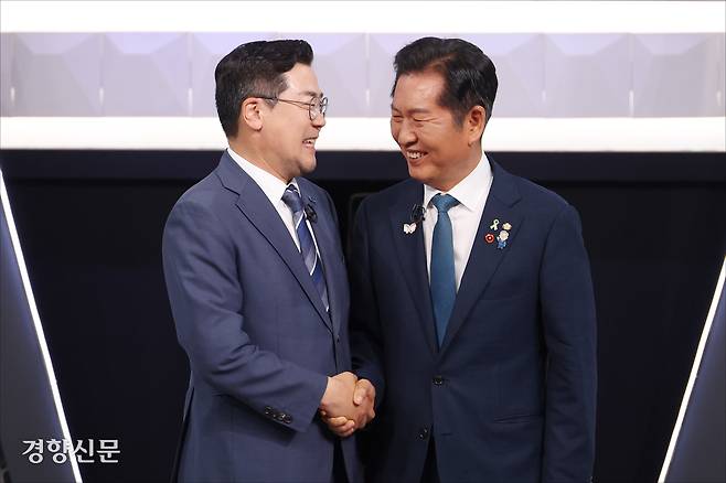 더불어민주당 대표 선거에 출마한 박찬대(왼쪽)·정청래 의원이 27일 서울 여의도 KBS 신관 공개홀에서 2차 TV토론을 시작하기 전에 악수하고 있다. 국회사진기자단