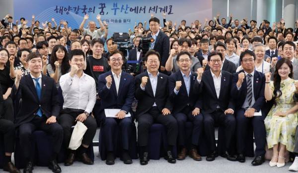 이재명 대통령이 25일 부산 부경대에서 열린 타운홀미팅 '부산의 마음을 듣다' 간담회를 마치며 참석자들과 기념촬영을 하고 있다. 연합뉴스