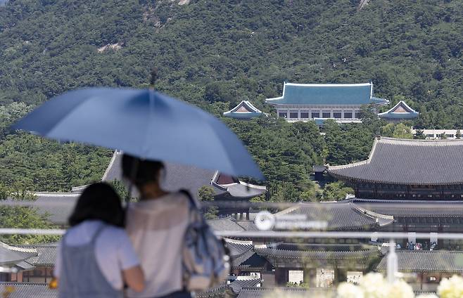 This photo shows visitors to the National Museum of Korean Contemporary History  in Seoul on Sunday, with Gyeongbokgung and Cheong Wa Dae in the background. (Newsis)
