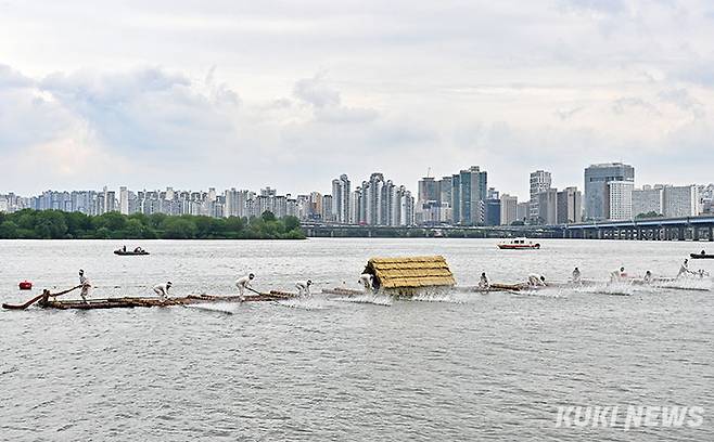 최근 서울 반포대교 인근에서 열린 ‘차 없는 잠수교 뚜벅뚜벅 축제’에 선보인 정선 전통 뗏목 시연. 정선군