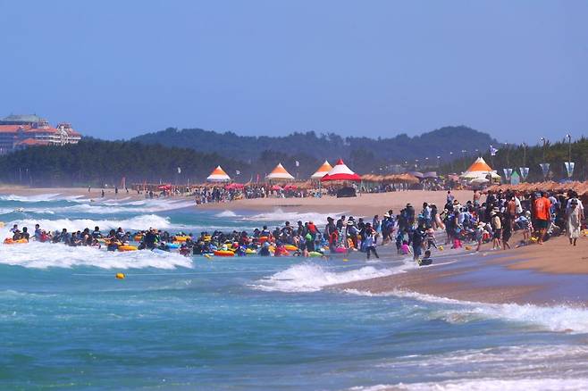 12일 강원 양양 낙산해수욕장에서 피서객들이 물놀이하고 있다. 연합뉴스