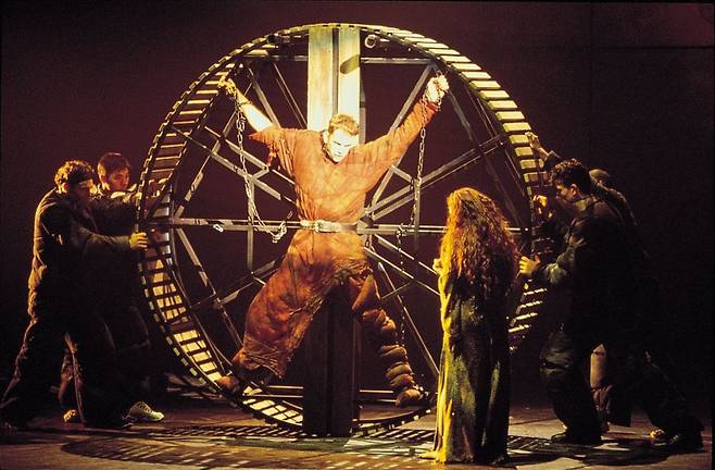 뮤지컬 ‘노트르담 드 파리’의 2005년 국내 초연 장면.    국민일보DB