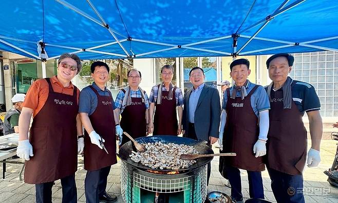 이찬용(오른쪽 세 번째) 성만교회 목사와 장로들이 지난 9일 경기도 부천 행복한식당 앞에서 솥뚜껑 삼겹살을 구우며 활짝 웃고 있다. 성만교회 제공