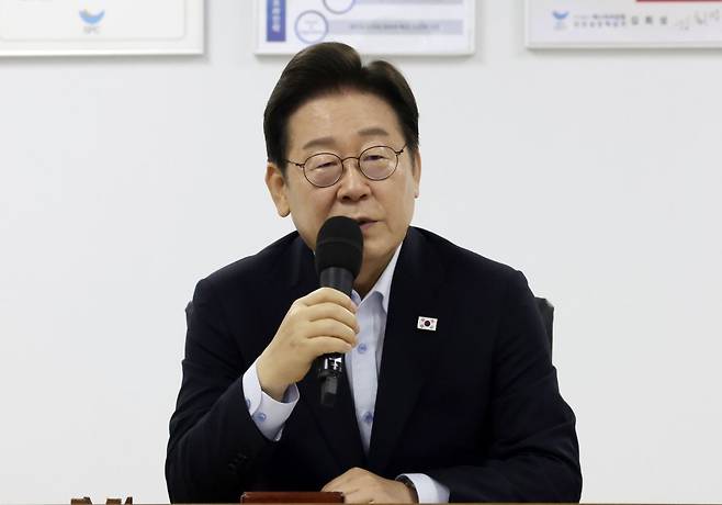 이재명 대통령이 지난 25일 경기 시흥시 SPC삼립 시화공장에서 열린 산업재해 근절 현장 노사간담회에서 발언하고 있다. 대통령실통신사진기자단