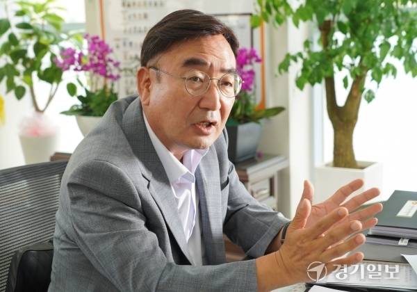 최종진 수원시청년청소년재단 이사장이 경기일보와의 인터뷰에서 재단의 활동 내용과 앞으로의 목표를 밝히고 있다. 홍기웅기자