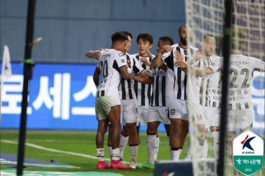 린가드의 골에 기뻐하는 서울 선수들 / 사진=한국프로축구연맹 제공. 연합뉴스