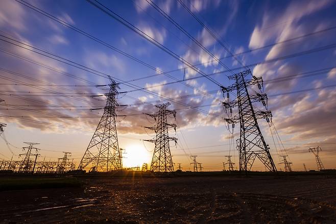 전기를 공급하는 송전탑과 전선의 모습. (출처:게티이미지뱅크)