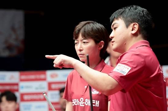 크라운해태는 팀원 7명 중 6명이 팀 승리에 기여하며 에스와이를 4:0으로 완파했다. 임정숙은 복식 두 경기를 따내며 활약했다. 혼합복식에 나선 임정숙-오태준이 공격 방법을 놓고 상의하고 있다. (사진=PBA)