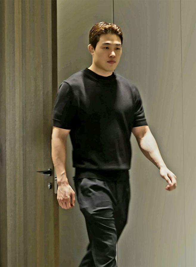 오호택이 2024년 9월 대한민국 종합격투기 단체 블랙컴뱃 우수 인재 영입 콘텐츠 ‘블랙리스트’ 2차 합격자 발표 촬영을 위해 입장하고 있다. 사진=이데아 파라곤