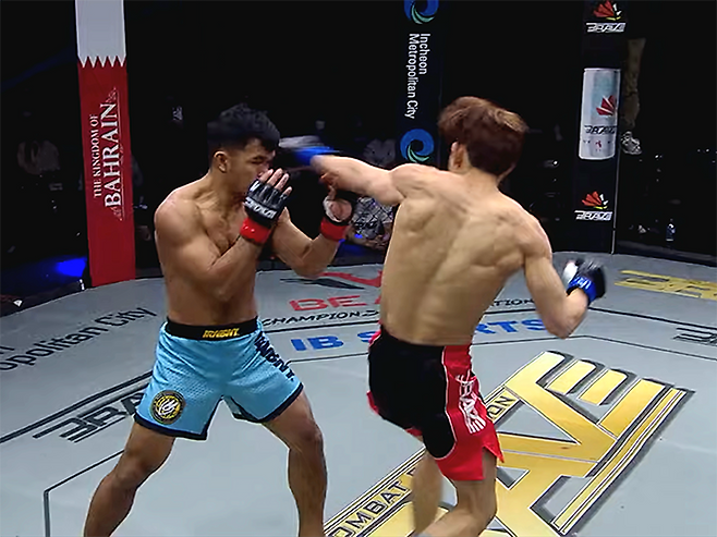 오호택이 2022년 4월 브레이브CF 58에서 UFC 4경기 출신 롤란도 디를 때리고 있다. 사진=BRAVE Combat Federation