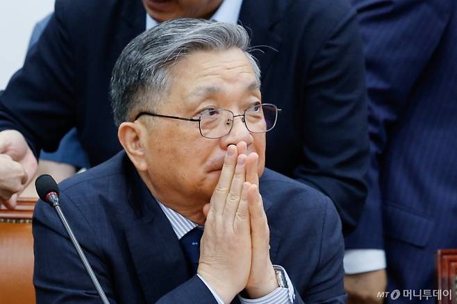 (서울=뉴스1) 안은나 기자 = 이한준 한국토지주택공사(LH) 사장이 3일 오전 서울 여의도 국회에서 열린 더불어민주당 '신탁사기 피해자의 주거안정과 피해회복을 위한 사회적 협약식'에 참석하고 있다. 2025.7.3/뉴스1 Copyright (C) 뉴스1. All rights reserved. 무단 전재 및 재배포, AI학습 이용 금지. /사진=(서울=뉴스1) 안은나 기자