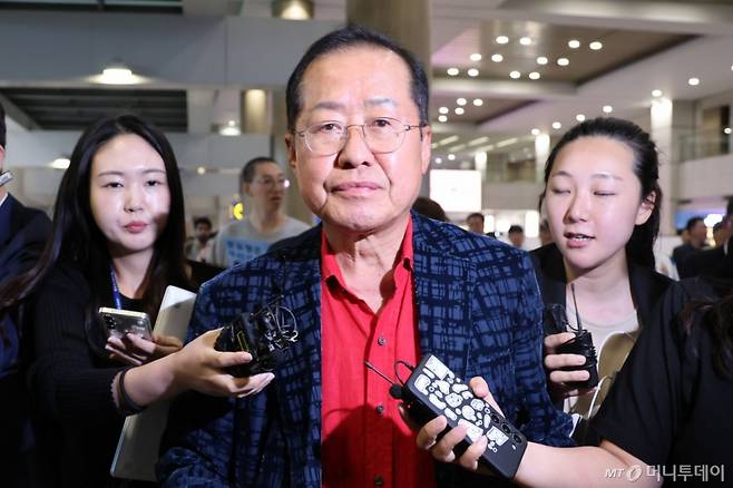 [인천공항=뉴시스] 권창회 기자 = 국민의힘 대선 후보 경선에서 탈락한 뒤 정계 은퇴를 선언하고 하와이에 체류했던 홍준표 전 대구시장이 17일 인천 중구 인천국제공항 제1터미널을 통해 귀국한 뒤 이동하고 있다. 2025.06.17. kch0523@newsis.com /사진=권창회