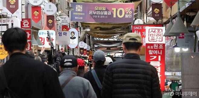 (서울=뉴스1) 허경 기자 = 정부는 15일 최상목 부총리 겸 기획재정부 장관 주재로 경제관계장관회의 겸 산업경쟁력강화 관계장관회의를 열고 추경 방향을 발표했다.   정부가 소상공인과 취약계층을 위해 4조원 이상을 지원한다. 우선 소상공인이 공공요금과 보험료 납부에 사용할 수 있는 연간 50만원의 '부담경감 크레딧' 사업을 신설할 예정이다. 서울 종로구의 한 전통시장 모습. /사진=뉴스1.