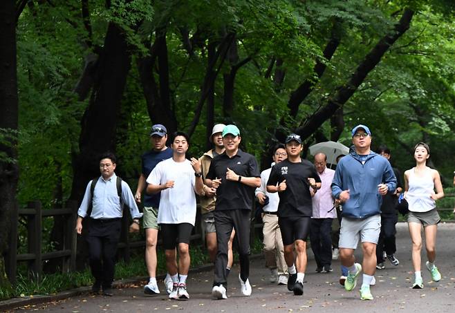 오세훈 서울시장이 지난 15일 오전 시민들과 서울 남산 북측순환로를 함께 달리고 있다. /사진=뉴시스