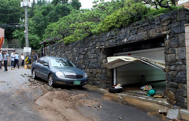 2011년 7월 100년 만에 내린 기록적인 폭우로 인해 수많은 시민들이 피해를 입었다. 사진은 2011년 7월27일 우면산 산사태 피해를 입은 서울 서초구 우면동 형촌마을 구학서 신세계 회장의 자택. /사진=머니투데이