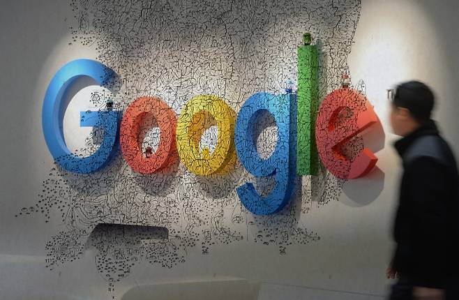 정부가 구글이 요청한 국내 정밀지도 반출 요청에 대해 '불허' 결정을 내렸다. 국토교통부 소속 국토지리정보원은 구글의 지도 국외반출 신청에 대해 안보 위험을 가중시킬 우려가 있어, 구글 위성영상에 대한 보안처리 등을 제시하였으나 구글측이 이를 수용하지 않아 지도반출을 불허하는 것으로 결정했다고 밝혔다. 사진은 18일 오후 경기도 수원시 국토지리정보원 지도박물관 내 대동여지도와 강남구 구글코리아 본사 모습. (레이어합성)2016.11.18/뉴스1