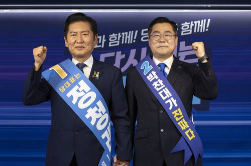 정청래(왼쪽) 더불어민주당 당 대표 후보자와 박찬대 후보자가 지난 19일 서울 여의도 더불어민주당 중앙당사에서 열린 당대표 및 최고위원 선출을 위한 충청권 합동연설회에 앞서 기념촬영을 하고 있다. 뉴시스