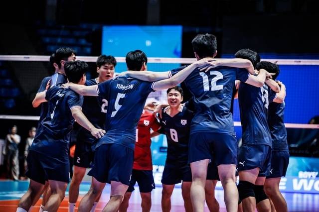 한국 U19 배구대표팀이 27일(한국시간) 우즈베키스탄 타슈켄트에서 열린 FIVB U19 세계썬수권대회 조별리그에서 브라질을 세트 스코어 3-0으로 꺾은 뒤 환호하고 있다. FIVB 제공