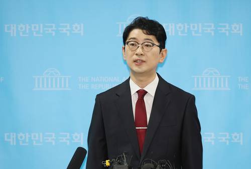 국민의힘 주진우 의원이 지난 24일 서울 여의도 국회 소통관에서 국민의힘 당대표 출마 선언 기자회견을 마치고 취재진의 질문에 답하고 있다. 연합뉴스