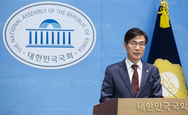국민의힘 당 대표 선거 출마 선언을 한 조경태 의원이 27일 국회에서 당내 ‘혁신 세력’ 후보 단일화를 촉구하는 기자회견을 하고 있다. 연합뉴스