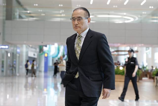 대미 관세 협상을 지원하기 위해 지난 20일 미국을 방문했던 위성락 국가안보실장이 지난 24일 인천국제공항 제2여객터미널을 통해 귀국하고 있다. 연합뉴스