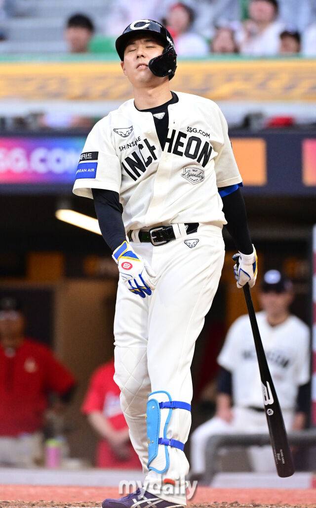 15일 오후 인천SSG랜더스필드에서 진행된 '2025 프로야구 KBO리그' 롯데-SSG의 경기. SSG 김성욱이 4회말 2사 만루에서 롯데 이민석에게 삼진을 당하고 있다./마이데일리