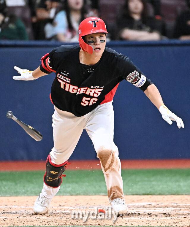 25일 오후 서울 고척동 고척스카이돔에서 진행된 '2025 프로야구 KBO리그' 키움히어로즈와 KIA타이거즈의 경기. 기아 오선우가 8회초 1사에서 안타를 치고 있다./마이데일리