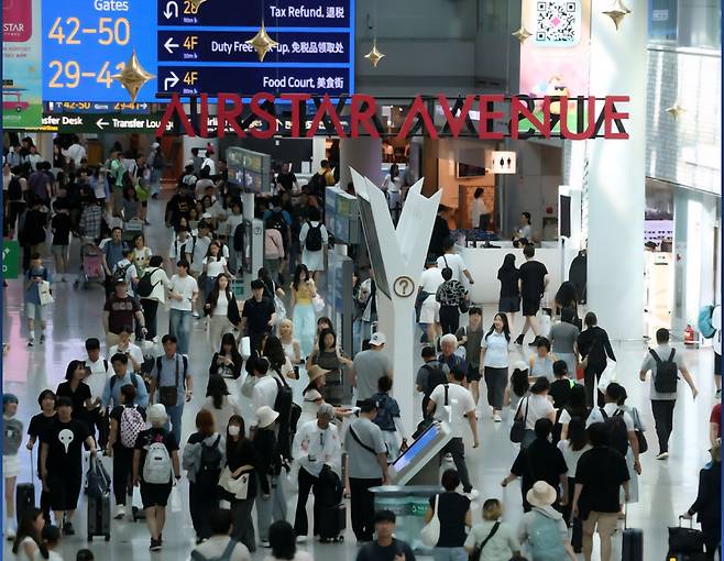 본격적인 여름 휴가철을 맞은 지난 24일 인천국제공항 제1여객터미널 출국장 면세구역이 출국자로 붐비고 있다. 인천공항공사는 여름철 성수기 ‘7말8초’(7월말∼8월초) 3주간 약 391만명이 인천공항을 이용할 것으로 내다봤다. [뉴시스]