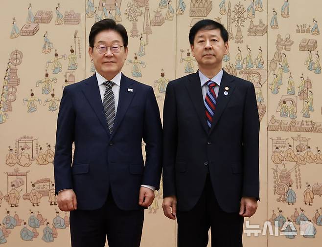 [서울=뉴시스] 고범준 기자 = 사진은 지난 23일 이재명 대통령이 서울 용산 대통령실 청사에서 열린 임명장 및 위촉장 수여식에서 구윤철 경제부총리 겸 기획재정부 장관에게 임명장을 수여한 뒤 기념촬영을 하고 있는 모습. (대통령실통신사진기자단) 2025.07.23. bjko@newsis.com