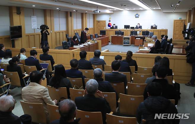 [제주=뉴시스] 우장호 기자 = 제주4·3 재심 전담 재판부인 제주지방법원 형사합의 제4-2부가 제주4·3 수형인 희생자에 대한 직권재심사건을 심리하고 있다. (사진=제주도사진기자회) woo1223@newsis.com