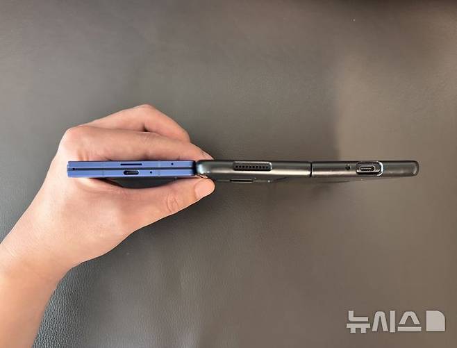 [서울=뉴시스]갤럭시 Z 폴드7(블루 쉐도우), 갤럭시 Z 폴드3(팬텀 블랙)의 두께 비교. 접은 상태(8.9㎜)의 폴드7과 펼친 상태(6.4㎜)의 폴드3의 두께가 육안상으로는 거의 비슷한 수준이다. (사진=윤현성 기자)