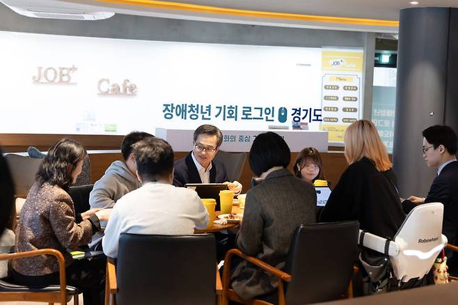 [수원=뉴시스] 28일 오전 강남대학교에서 김동연 경기도지사와 강남대 아이큐브 동아리 학생들이 대화를 나누고 있다. (사진=경기도 제공) 2025.03.28. photo@newsis.com *재판매 및 DB 금지