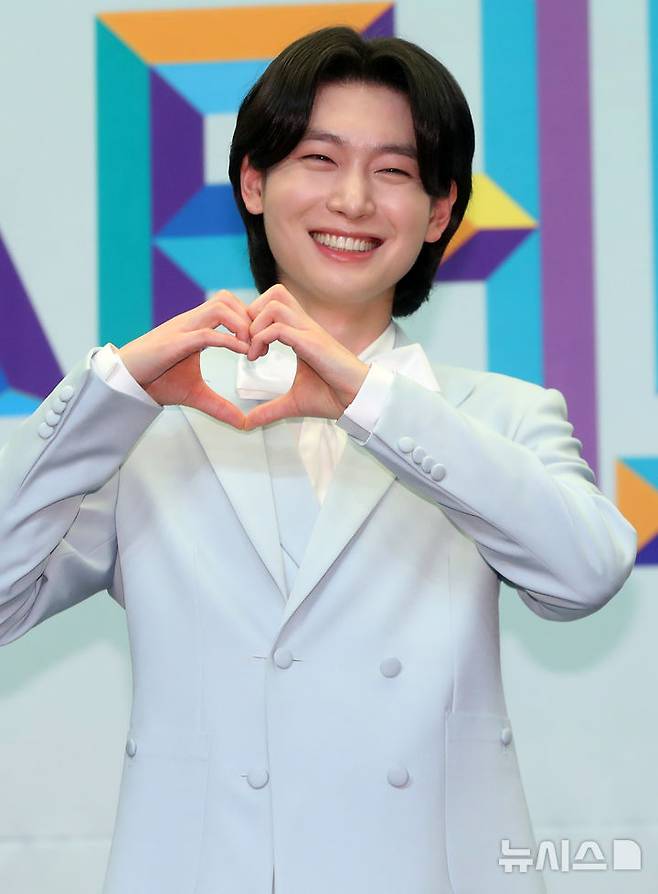 [서울=뉴시스] 김혜진 기자 = 가수 김용빈이 24일 오전 서울 마포구 스탠포드호텔에서 열린 TV조선 '미스터트롯3' TOP7 기자간담회에서 포즈를 취하고 있다. 2025.03.24. jini@newsis.com