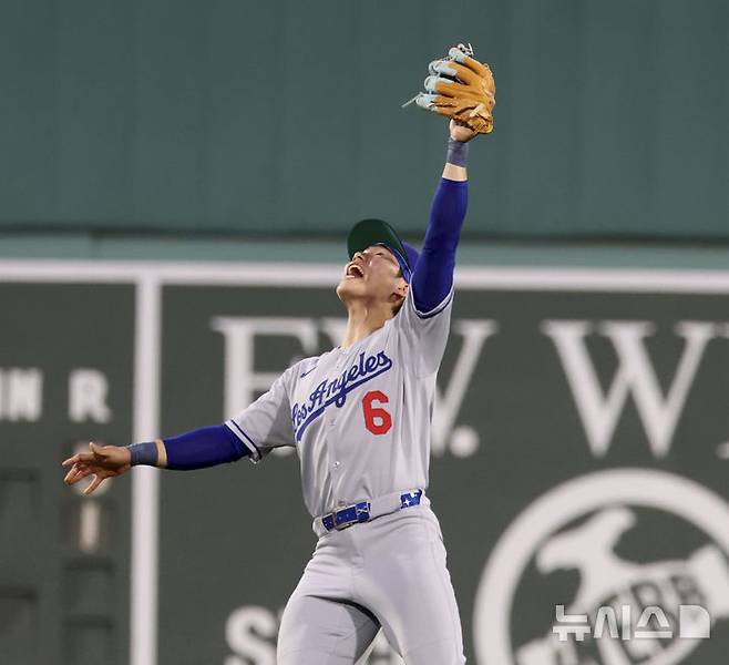 [보스턴=AP/뉴시스] LA 다저스 2루수 김혜성이 25일(현지 시간) 미 매사추세츠주 보스턴의 펜웨이 파크에서 열린 2025 메이저리그 보스턴 레드삭스와의 경기 3회 말 뜬공 수비를 하고 있다. 김혜성은 4타수 4삼진을 기록했고 다저스는 5-2로 승리했다. 2025.07.26.
