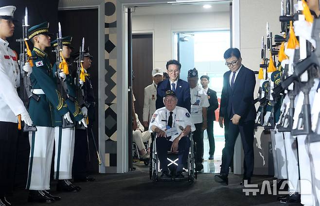 [고양=뉴시스] 김명원 기자 = 김민석 국무총리가 27일 오전 경기 고양시 일산서구 킨텍스에서 열린 '2025년 유엔군 참전의 날 기념식'에서 유엔참전용사와 입장하고 있다. (공동취재) 2025.07.27. photo@newsis.com