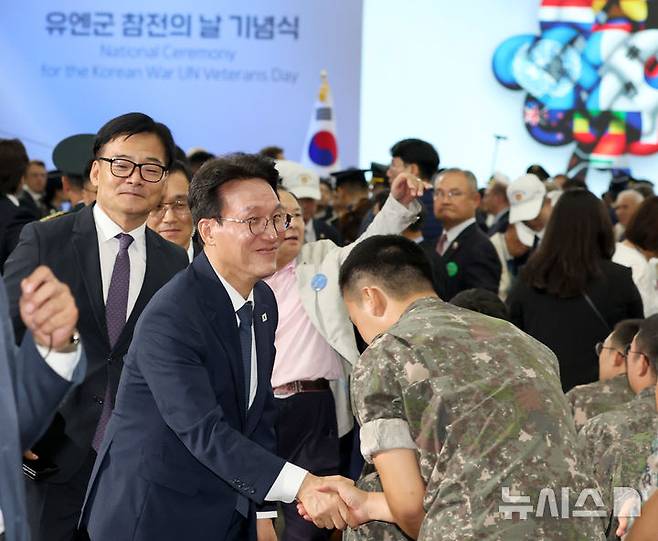 [고양=뉴시스] 김명원 기자 = 김민석 국무총리가 27일 경기 고양시 일산킨텍스에서 열린  2025 유엔군 참전의 날 기념식에서 국군장병들과 인사를 나누고 있다. (공동취재) 2025.07.27. photo@newsis.com